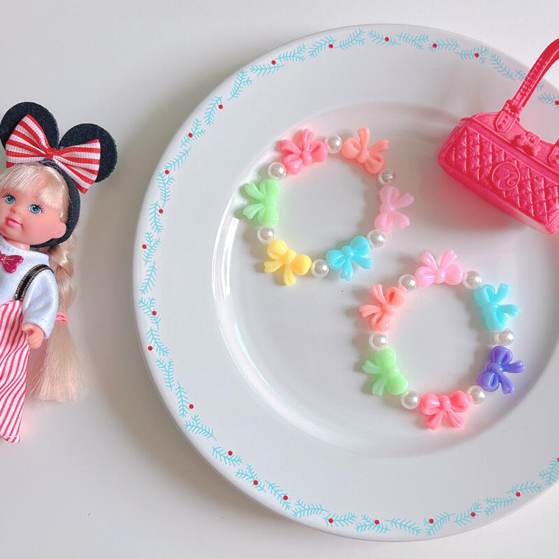 Браслет с жемчужными бусинами и лентой