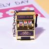 Einfache Mode Spielbarer Mini-Fruchtmaschine Schlüsselanhänger Lotterie Personalisierter Simulationsanhänger Stift T1P2