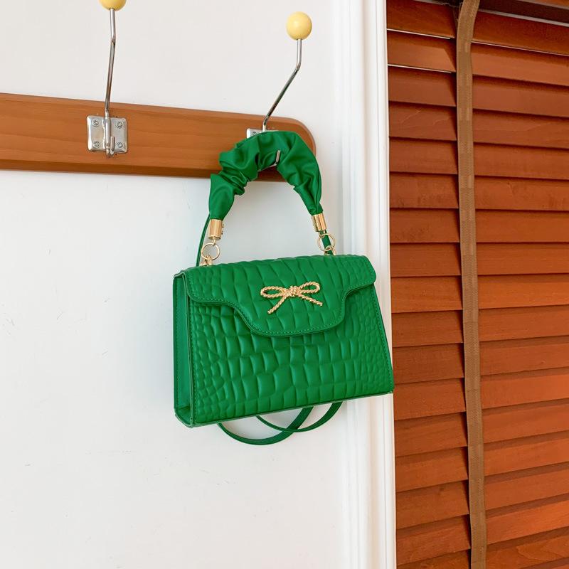 

Folded handbag 2025 spring new versatile ins shoulder messenger bag texture simple fashion small square bag women зелёный