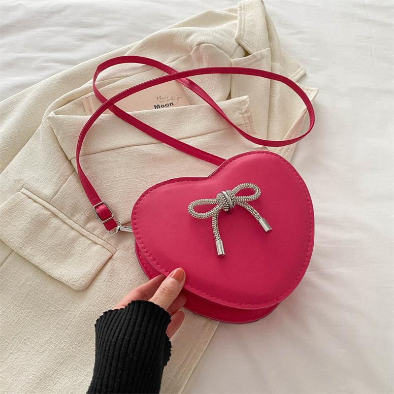 

Unique Street Style Heart Shaped Sling Bag For Women In Black White And Pink Shades троянди рожеві кольору