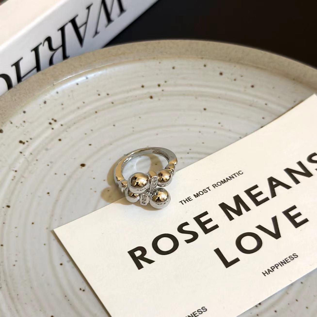 

Элегантное открытое кольцо с цирконами для женщин – стиль светской львицы в духе легкой роскоши, идеально подходит для указательного пальца