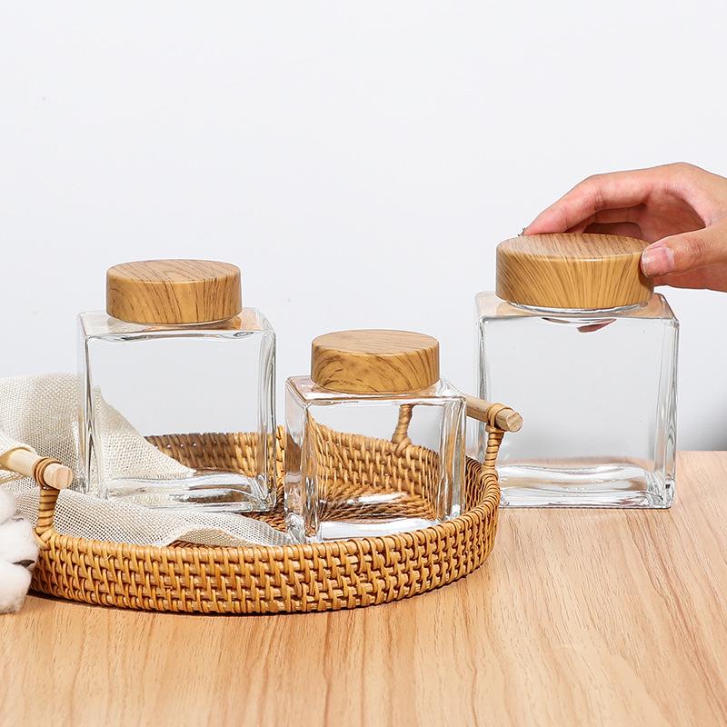 Verdickte flache quadratische Glasflasche mit Holzmaserung für Honig oder Marmelade
