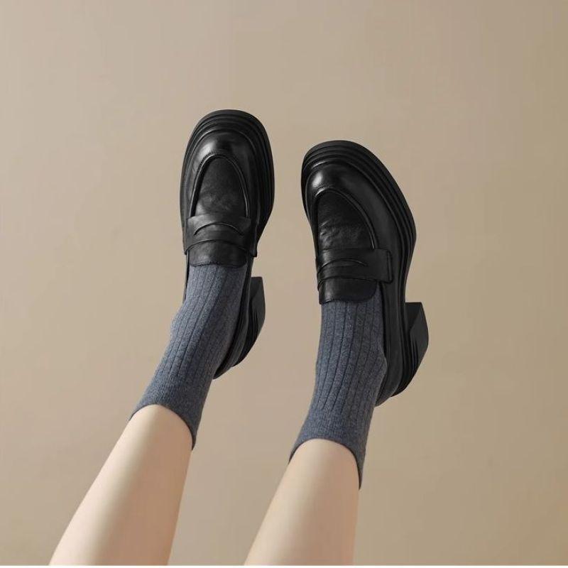 Mięciutki i mięciutki! 2025 jesień i zima nowe jednokolorowe okrągły nosek małe skórzane buty platforma wszechstronne buty na wysokim obcasie gruby obcas