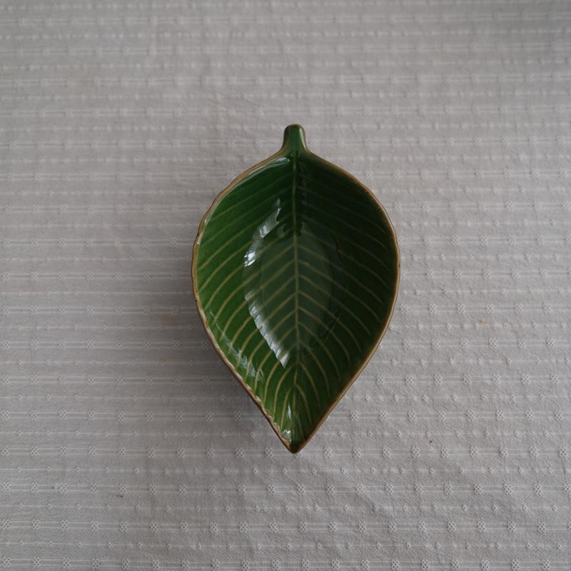 

Leaf Ceramic Plate: Versatile for Snacks, Salads, Desserts, and Dining Table Decor