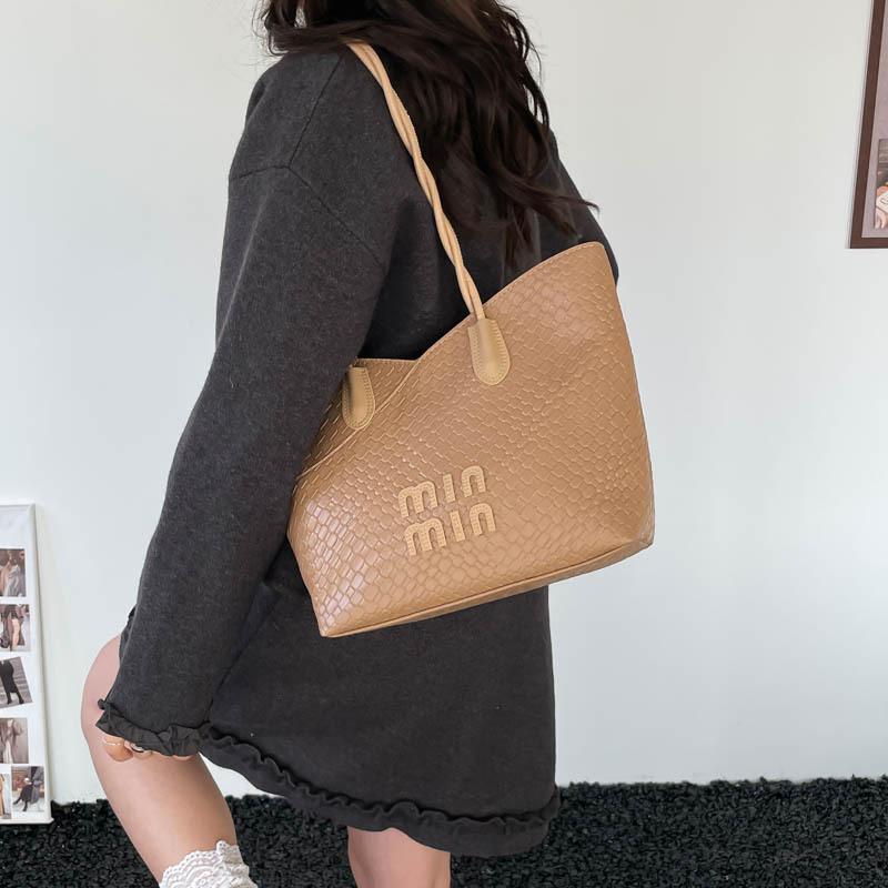 Largecapacity woven bag women's spring new retro simple shoulder underarm bag Korean version portable tote bag