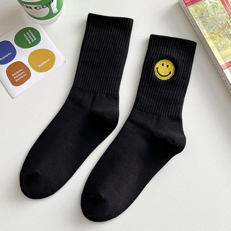 Einfarbige, mittellange Socken mit frischem, lächelndem Gesichtsmuster, schlichtem Design, bequem und atmungsaktiv.