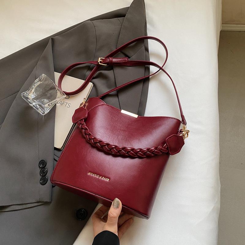 

Ретро нишевая дизайнерская сумка женская новая текстурная универсальная сумка-мессенджер портативная сумка-ведро