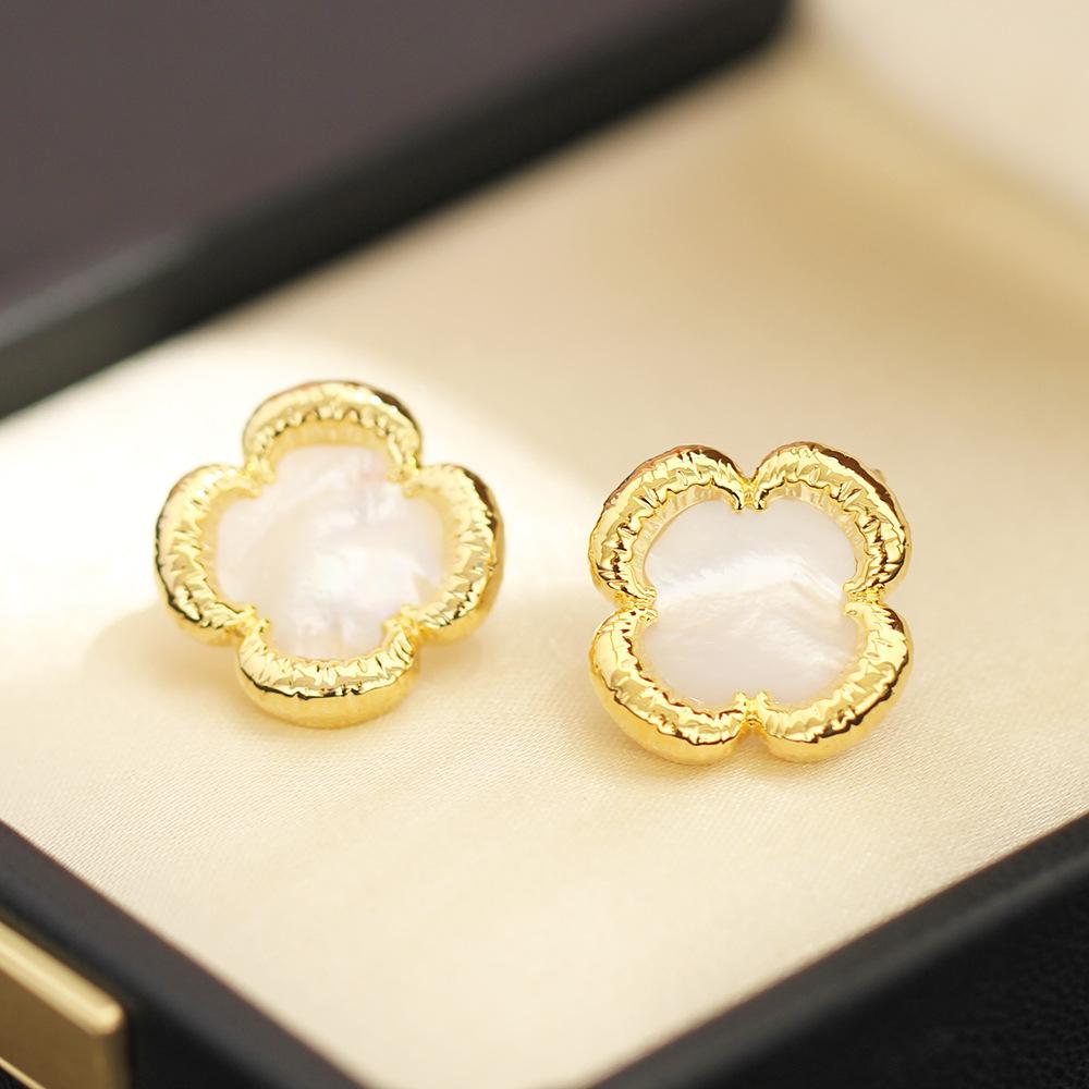 Vierblättriges Kleeblatt Französische Retro-Blumenstecker Ohrringe Damen Muschel Perlmutt Kleine Duftende Elegante Temperament Schmuck Silberne Nadel Ohrringe