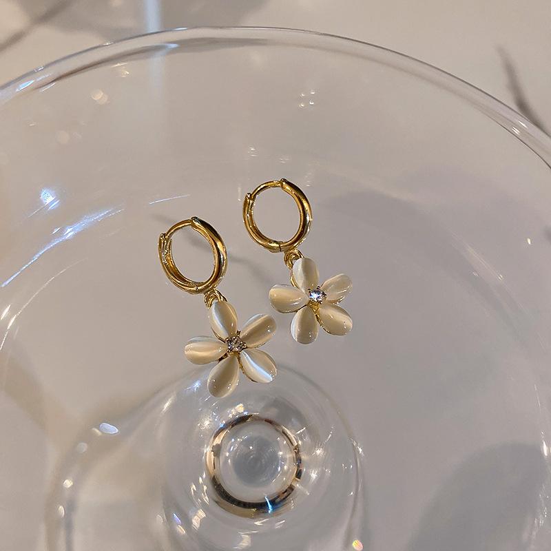 2024 New Elegant White Flower Cluster Pearl Ball Pendant Hoop Earrings Women's Fashion Zircon Party Luxury Accessories Girls