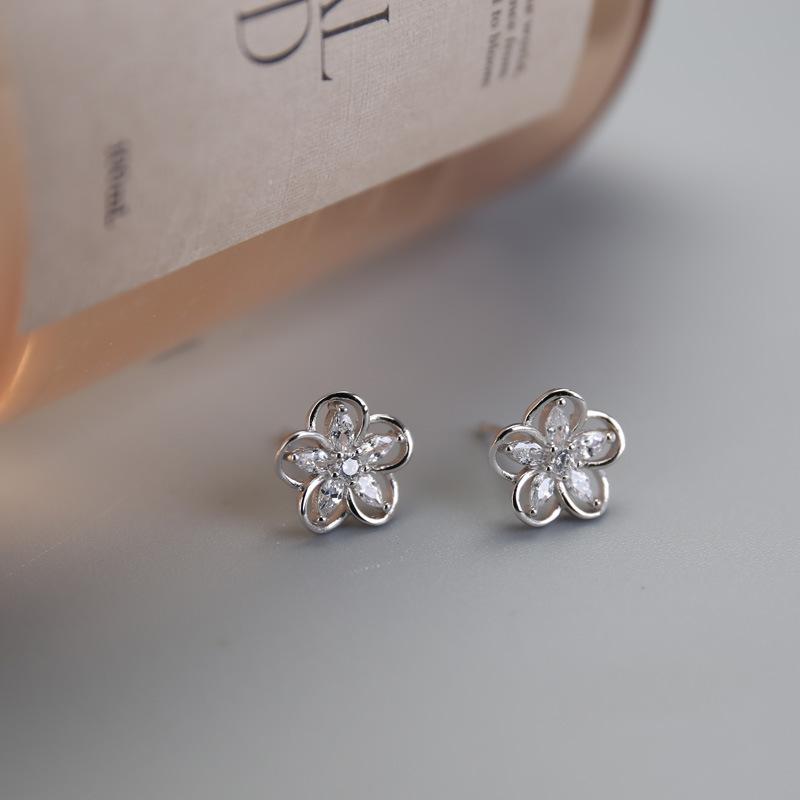 Cyrkoniowe Kolczyki z Wydrążonym Kwiatem Damska Moda Styl Ins Małe Świeże Kolczyki Słodkie Super Bajkowe Lekkie Luksusowe Kolczyki