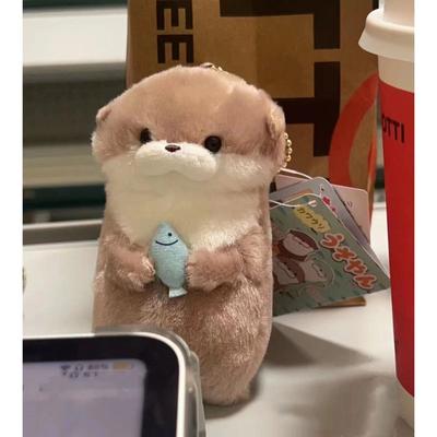 Süße Otter mit Fisch Stick Plüschtiere Kawaii Puppe Schlüsselanhänger Hängender Anhänger Requisiten für Schultasche Schlüssel Geldbörse Puppe Spielzeug Geschenke