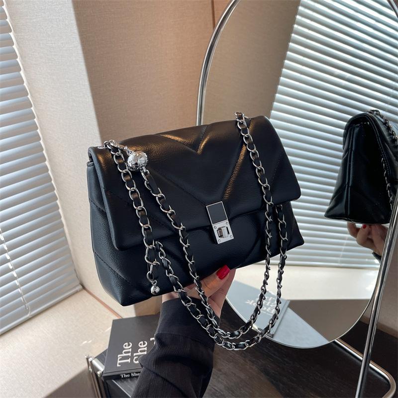 

Сумка-цепочка ромбовидной формы, женская новая нишевая вместительная сумка через плечо, универсальная текстурная маленькая квадратная сумка чёрный