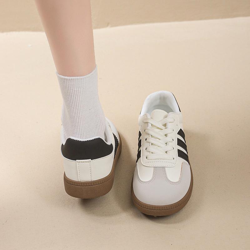 Retro Deutsche Trainingsschuhe Damen 2025 Sommer neue flachbodige vielseitige kleine weiße Schuhe atmungsaktive sportliche Freizeitschuhe weiche Basisplattenschuhe