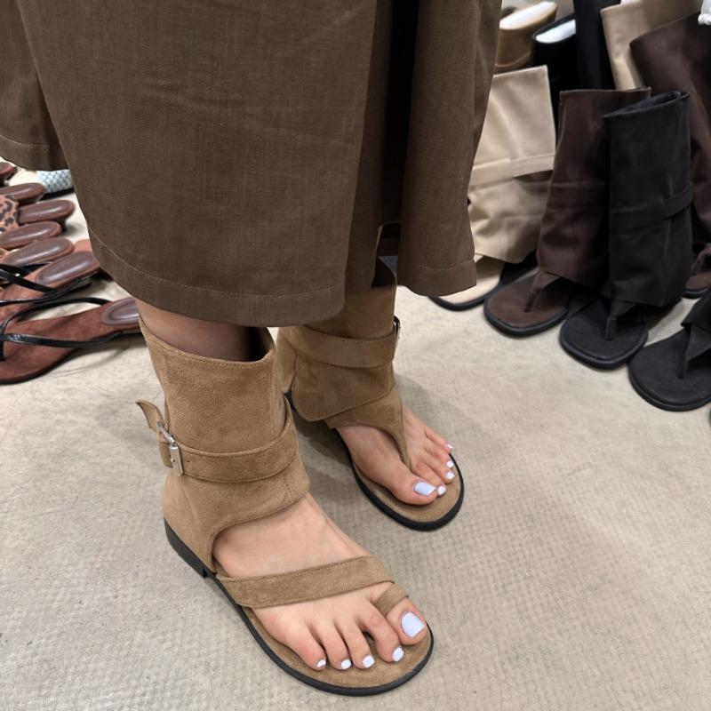 Summer new retro square head cover with heightened toes, wedged sandals, and casual cool slippers outside.