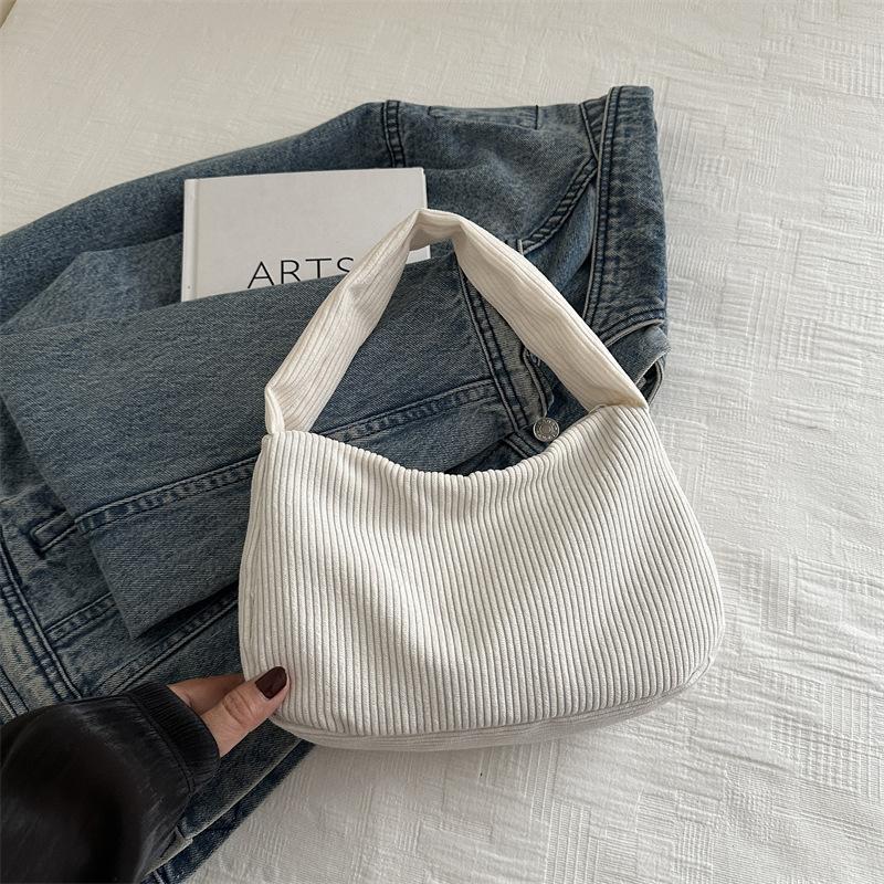 

Однотонная простая сумка через плечо женская осенняя новая популярная повседневная литературная бархатная сумка подмышку тренд белый