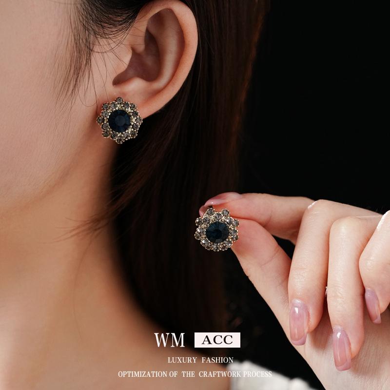 Vintage Jewelry Set: Silver Needle Diamond-Studded Floral Stud Earrings, Bracelet & High-End Luxury Necklace for Women