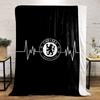 Logo Chelsea FC wyśrodkowane w linii przypominającej zapis EKG na czarnym tle. koc na wszystkie pory roku narzuta na drzemkę prezent