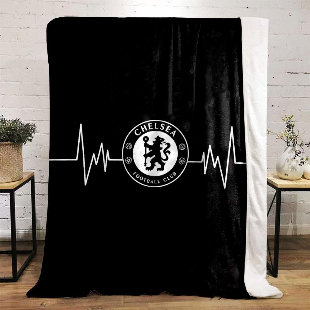 Logo Chelsea FC wyśrodkowane w linii przypominającej zapis EKG na czarnym tle. koc na wszystkie pory roku narzuta na drzemkę prezent