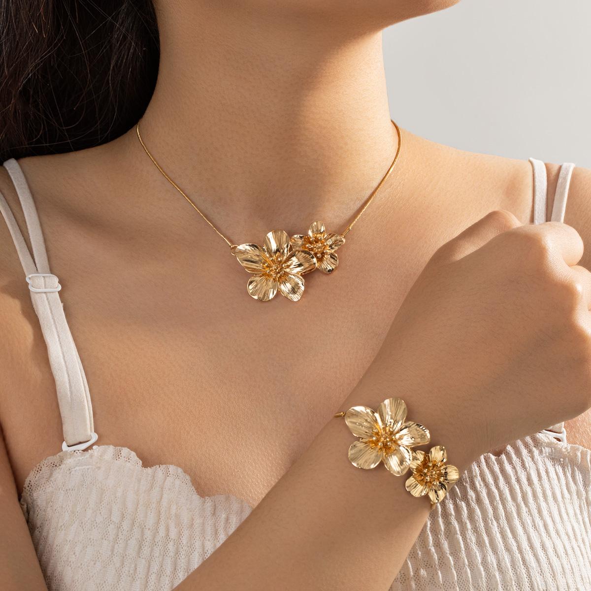 

Women s Double Flower Necklace and Bracelet Set, Light Luxury Elegant Floral Choker