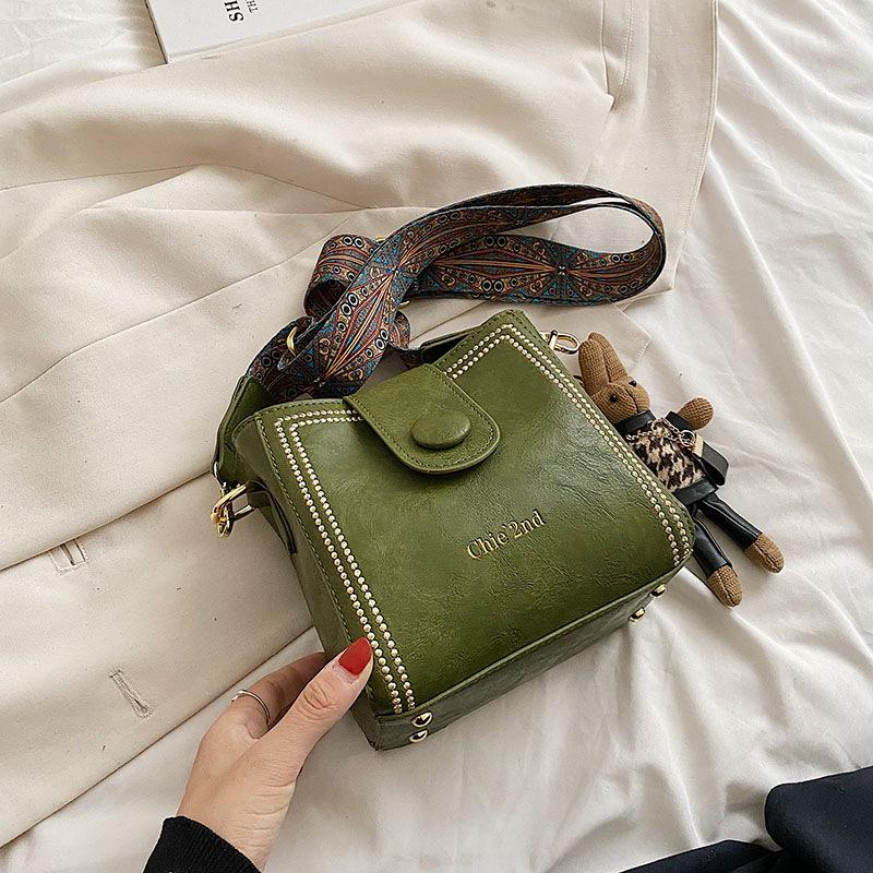

Premium sense foreign style bag women s 2025 autumn and winter new fashion commuter shoulder messenger bag retro versatile bucket bag no pendant зелёный