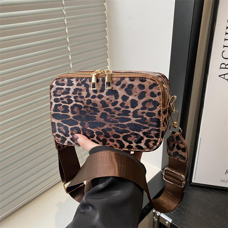 2025 Spring New Leopard Print Single Shoulder Oblique Span Bag Bag Women's Outdoor Sports Mobile Phone Bag Fitness Bag Chest Women's Small Square Bag