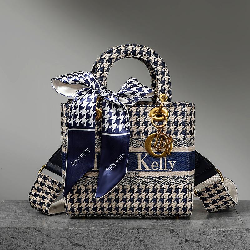 

Сумка Qiandongge Princess Diana 2025 осень-зима новая на плечо через плечо высококачественная вышитая сумка D home