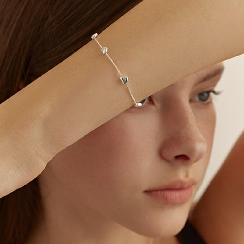 Lewe [6mm+10mm Pearl Earrings Included] Repeat Heart Bracelet