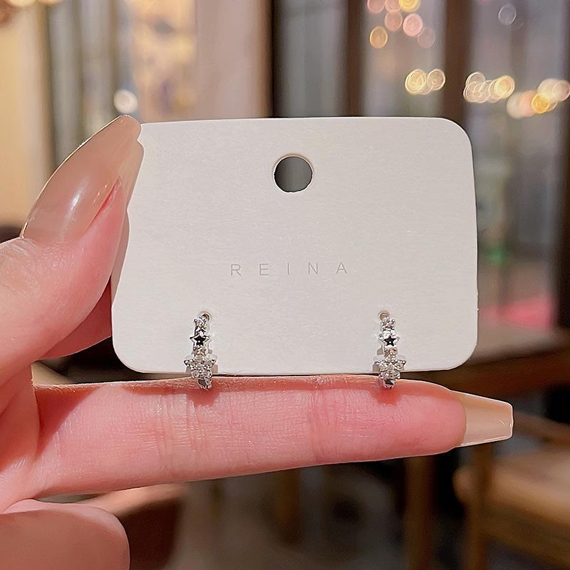 

Изысканные серьги-звездочки с микроинкрустацией цирконием — модный, универсальный и стильный женский аксессуар серебряный