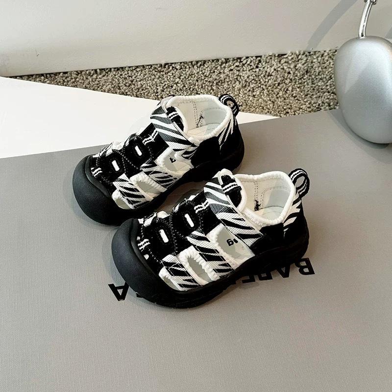 Boys Baotou hollow zebra pattern sandals summer 2025 new girls outdoor beach shoes baby toddler shoes