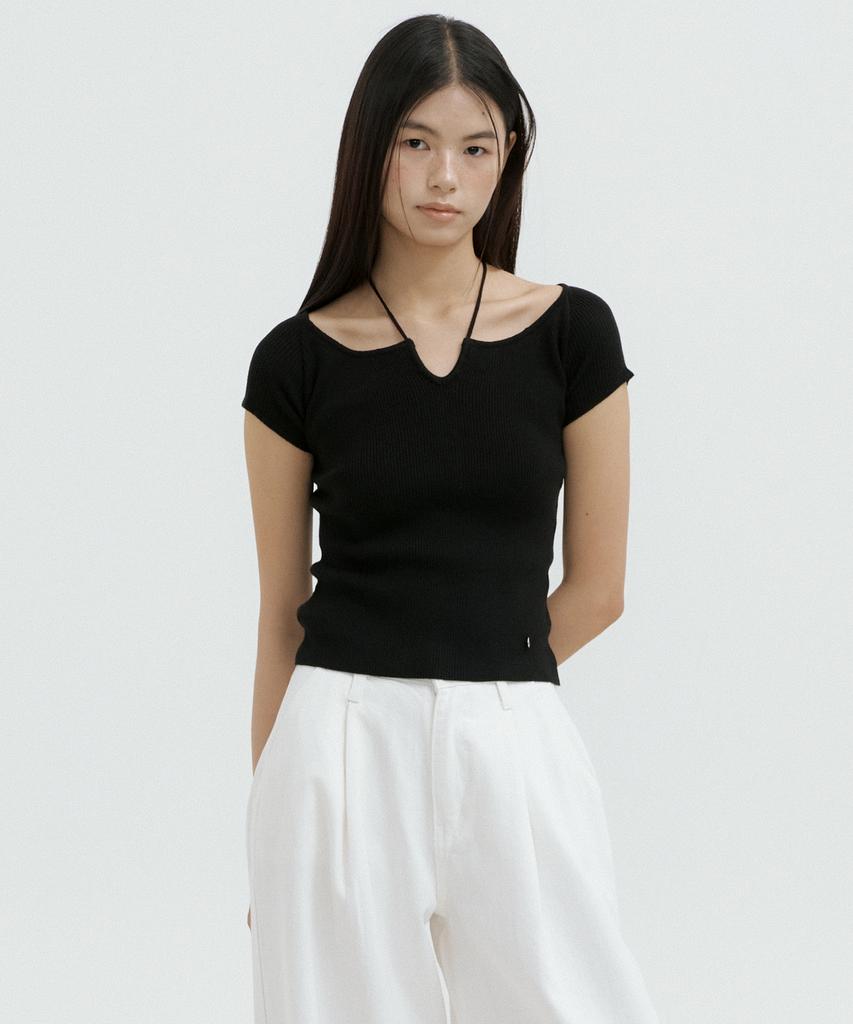 LUCIR ZU Strap Neck Ribbed Knit Top (Black)