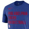 Nike NBA Philadelphia 76ers Stagione 2023/24 T-shirt da Allenamento Sideline Legend Girocollo Manica Corta Uomo Top FJ0185-495
