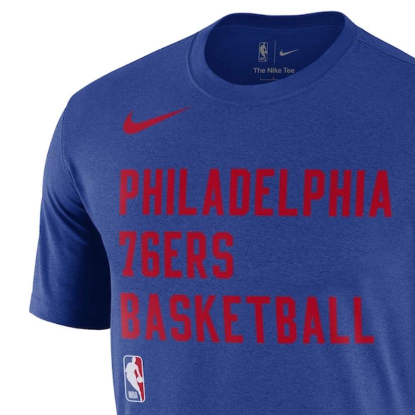 Nike NBA Philadelphia 76ers Stagione 2023/24 T-shirt da Allenamento Sideline Legend Girocollo Manica Corta Uomo Top FJ0185-495