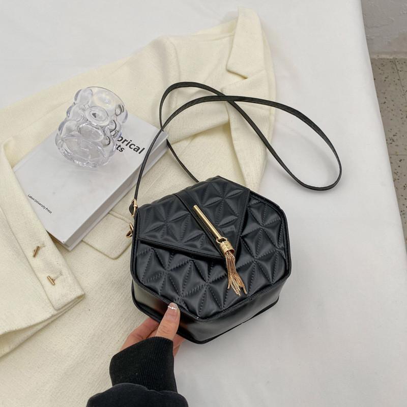 

Casual Minimalist Crossbody Bag For Women With Street Style Fashion Elements чёрный