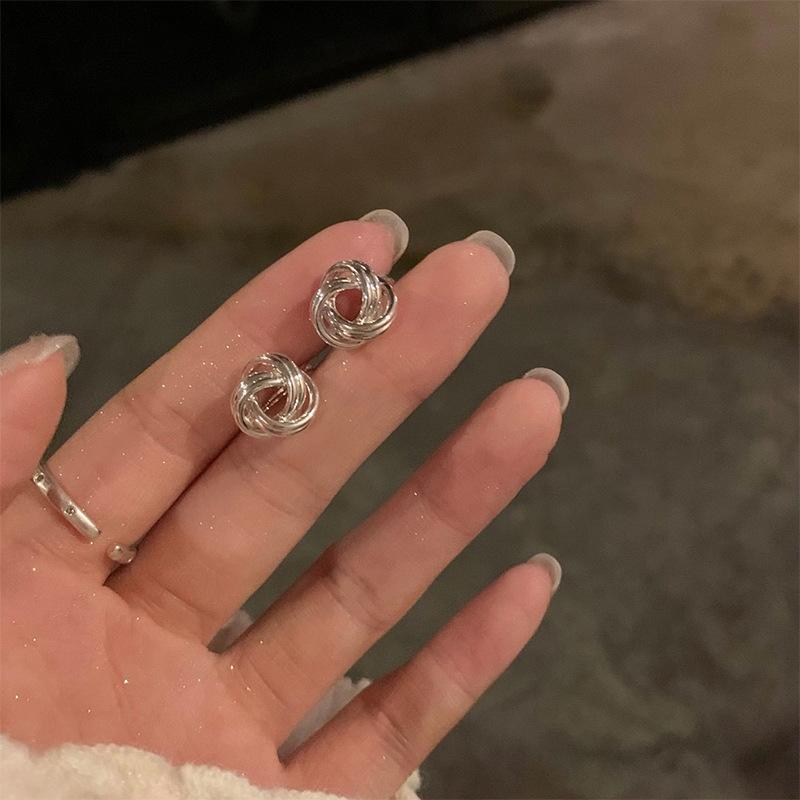 Metal Minimalist Twist Ear Buckle Femininity Commuter Earrings Versatile Light Luxury Earrings Niche Wholesale