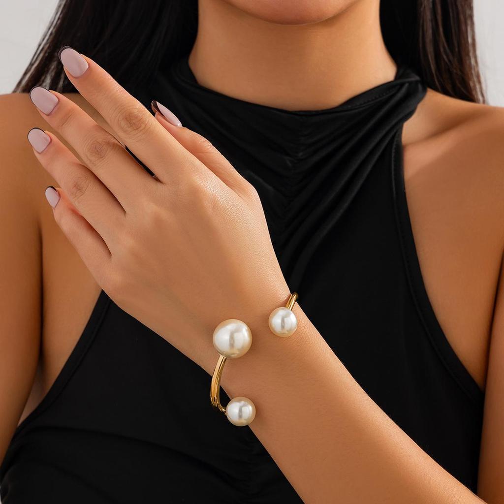 Elegant Irregular Metal and Pearl Open Spring Bracelet