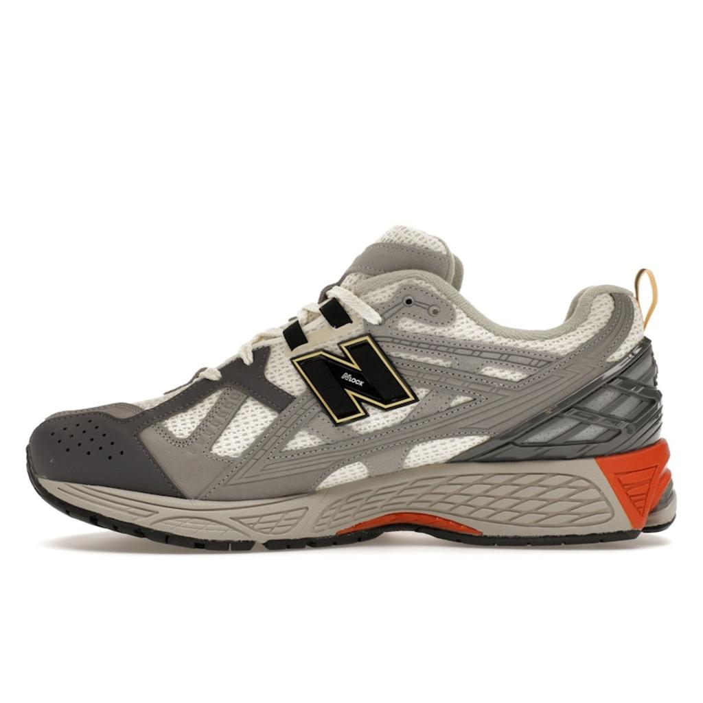 The Whitaker Group x New Balance 1906U Willful Bias Pack - Sand Dune Unisex-Sneaker Grau Washed-Amber Team-Rot M1906NG1