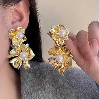 925 Silbernadel Retro Gold Perlenblume Ohrringe Damen Hochwertige Persönlichkeits-Ohrringe Übertriebene Mode Stecker-Ohrringe Ohrringe