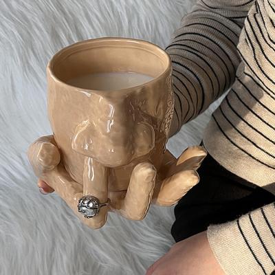 Popelbecher mit Nasenbohren Lustiger Nasenbecher mit Fingergriff Keramik Aufbewahrungsbecher mit Skulpturhand Teller Ringhalter für Heim Büro Dekoration Geschenk