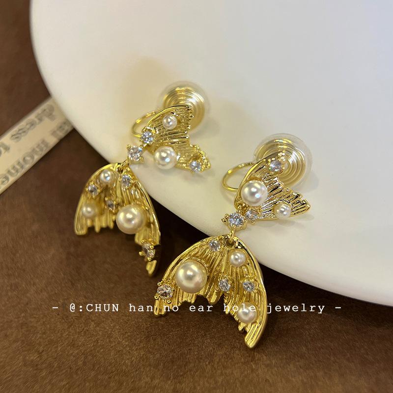 

Gold fishtail pearl ear clips without ear piercings, high-end sense niche unique earrings, long mosquito coil disc earrings.