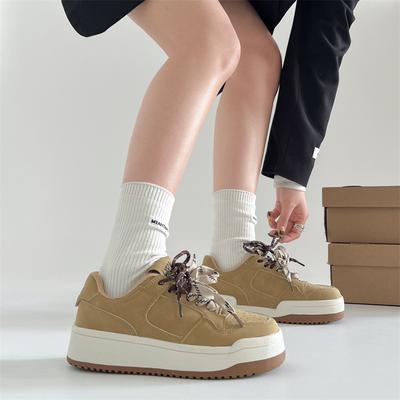 Scarpe casual alla moda retrò versatili con suola spessa da donna 2025 nuova primavera e autunno leggere rialzanti sportive scarpe bianche piccole