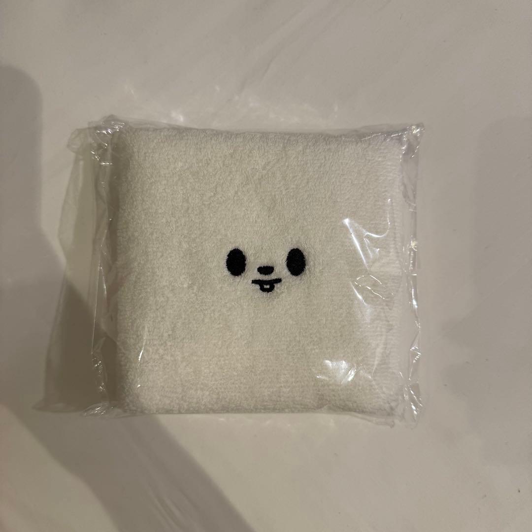 

[USED] Lee Know Towel - Present for entry to the fan meeting in Korea on April 4th