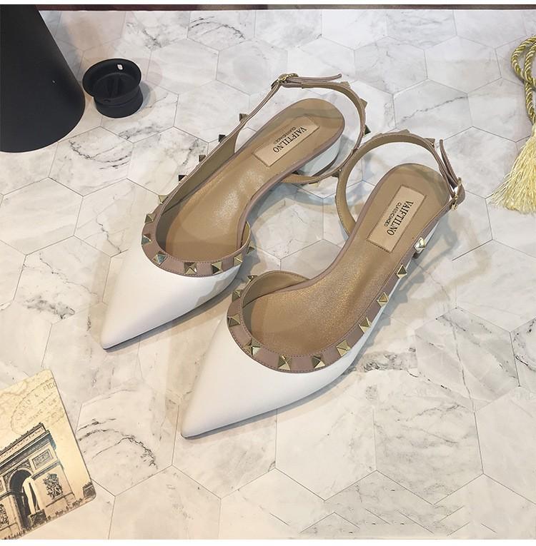 Sandales rivetées pour femmes, nouvelles chaussures plates pointues en cuir laqué Baotou Temperament, talons hauts, tailles 33 à 41, 2024