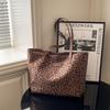 Leopard Print European Retro Tote Bag: Fashionable, Versatile, Large-Capacity Shoulder Handbag for Women