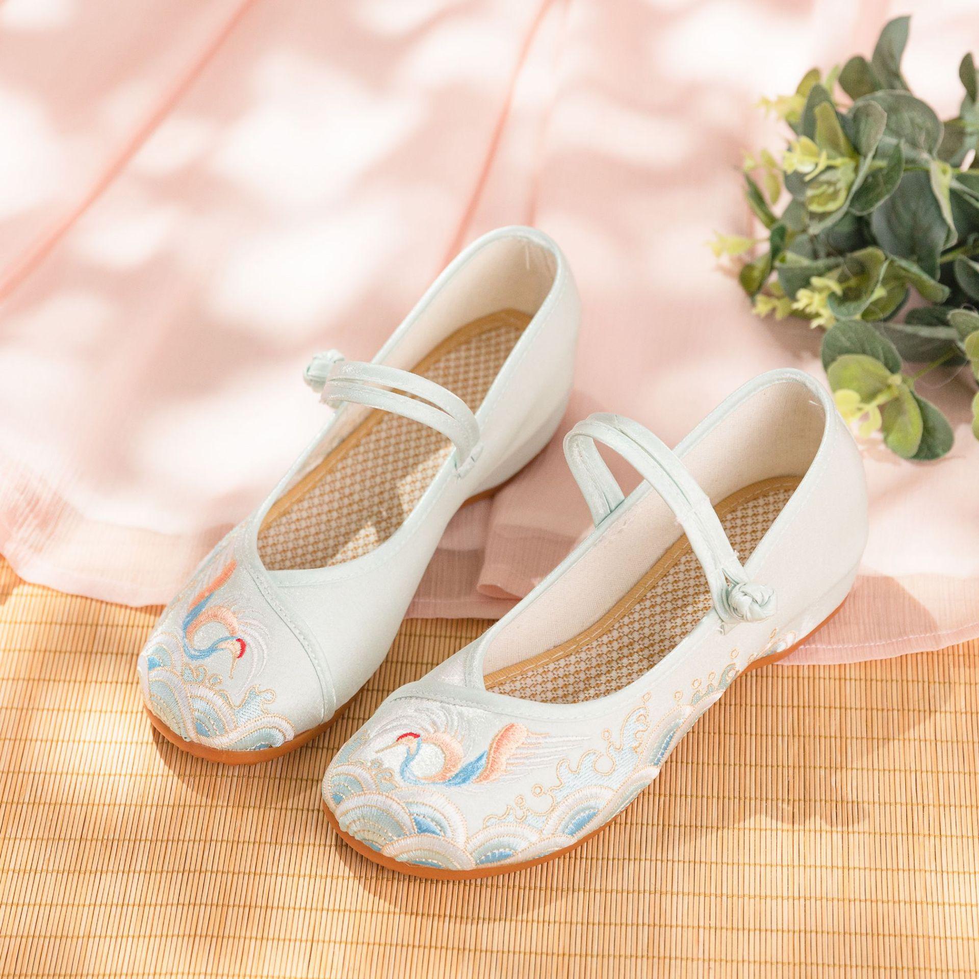 

[Blue smoke] 2025 summer new Han element mercerized satin retro cheongsam ancient dress shoes Hanfu shoes women s single shoes 41 светло-синий