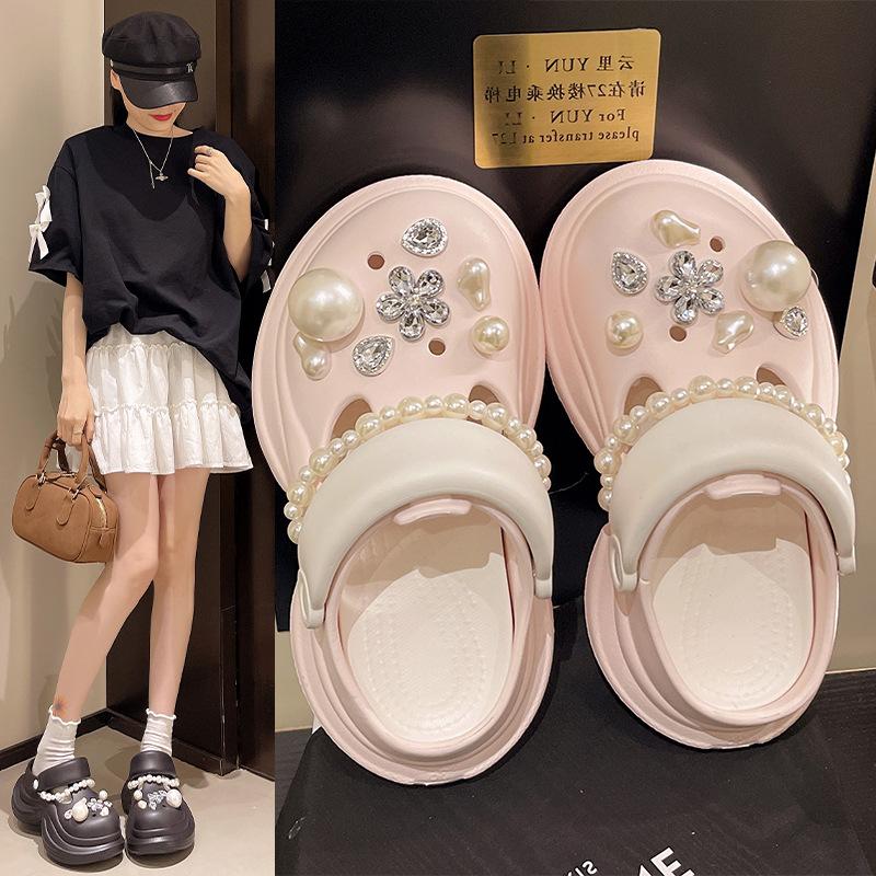 2025 new summer wear women's pearl chain muffin bottom hole shoes Internet celebrity fashion versatile thick-soled cool slippers