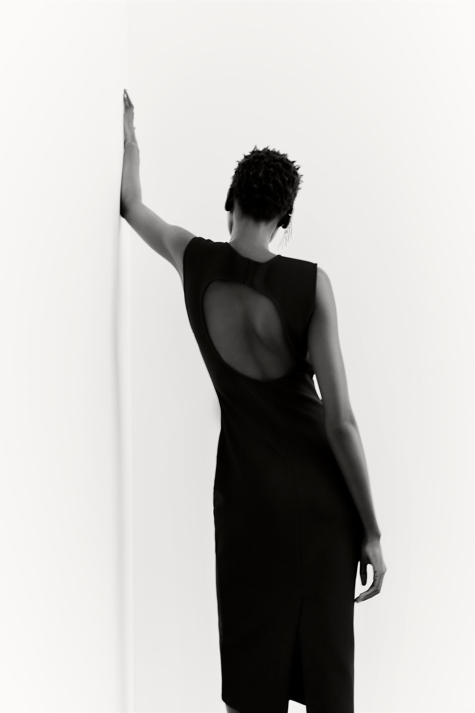 

ПЛАТЬЕ С ОТКРЫТОЙ СПИНОЙ