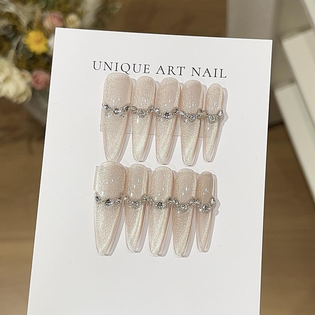 Sanfter Miu-Stil Süßer Diamantbrecher, Weiß und Blitzende Katzenaugen tragen Rüstung