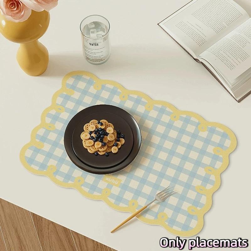 Sottopiatto Impermeabile in Ecopelle PU con Carina Stampa a Quadretti Vichy e Bordo Festonato Perfetto per Tavolo da Cucina e da Pranzo Uso Quotidiano