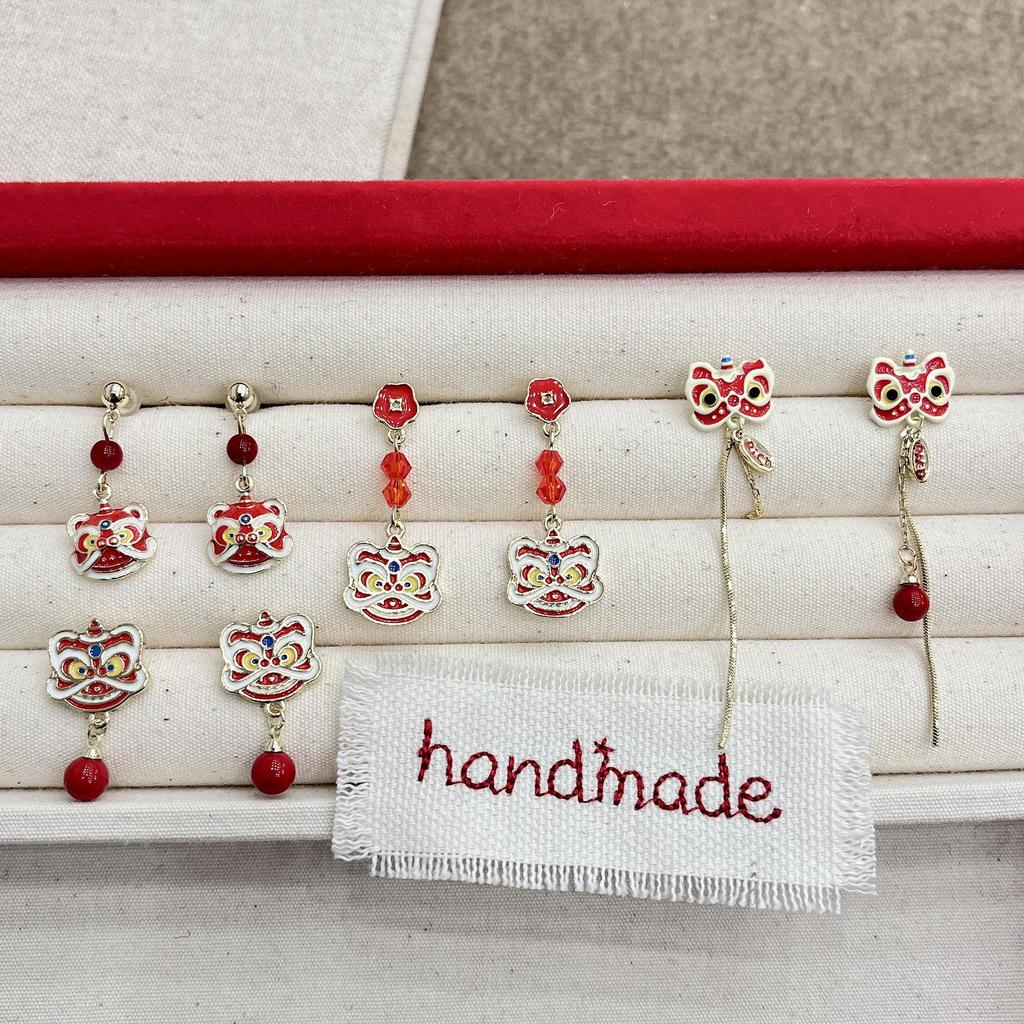 Elegant Red Lion Earrings: Festive New Year Design