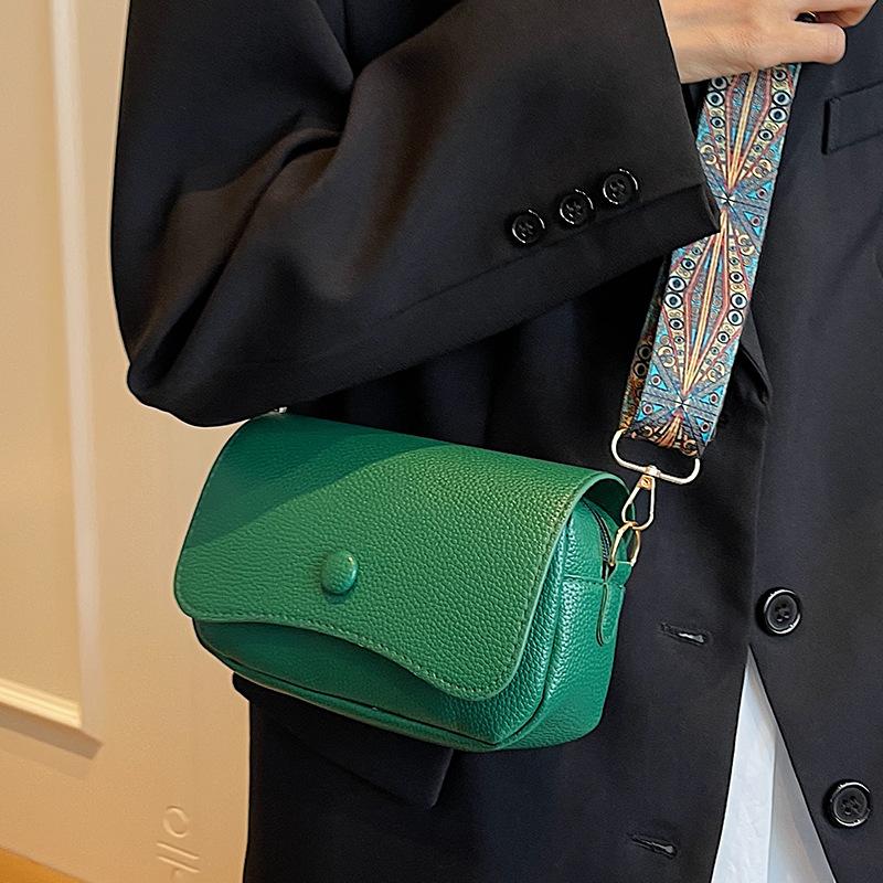 Niche High-End Retro Shoulder Messenger Bag Women'S Summer Versatile Fashion Casual Underarm Bag